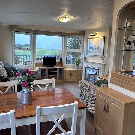 Captivating 2-Bed Static Caravan In Holyhead Llanfachraeth Exterior photo