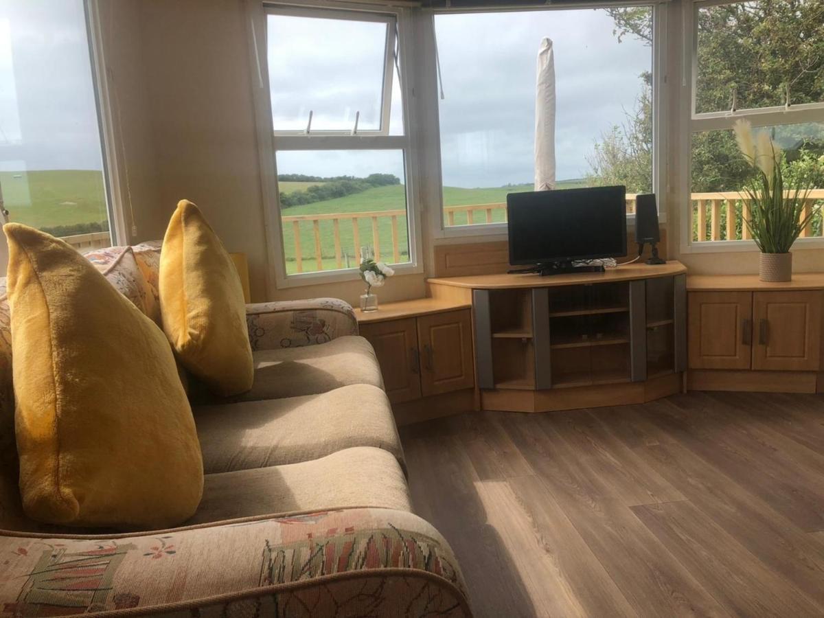 Captivating 2-Bed Static Caravan In Holyhead Llanfachraeth Exterior photo