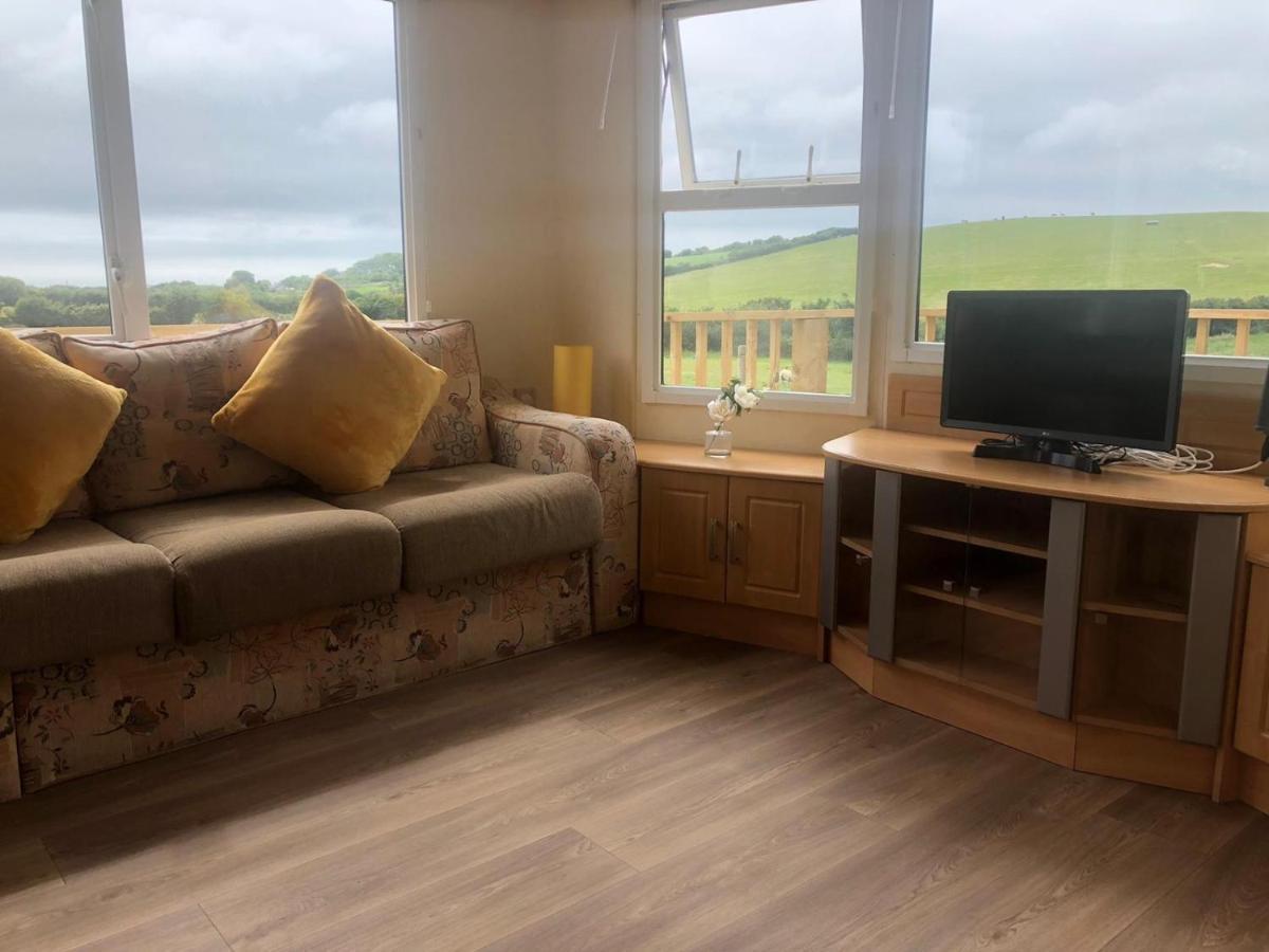 Captivating 2-Bed Static Caravan In Holyhead Llanfachraeth Exterior photo