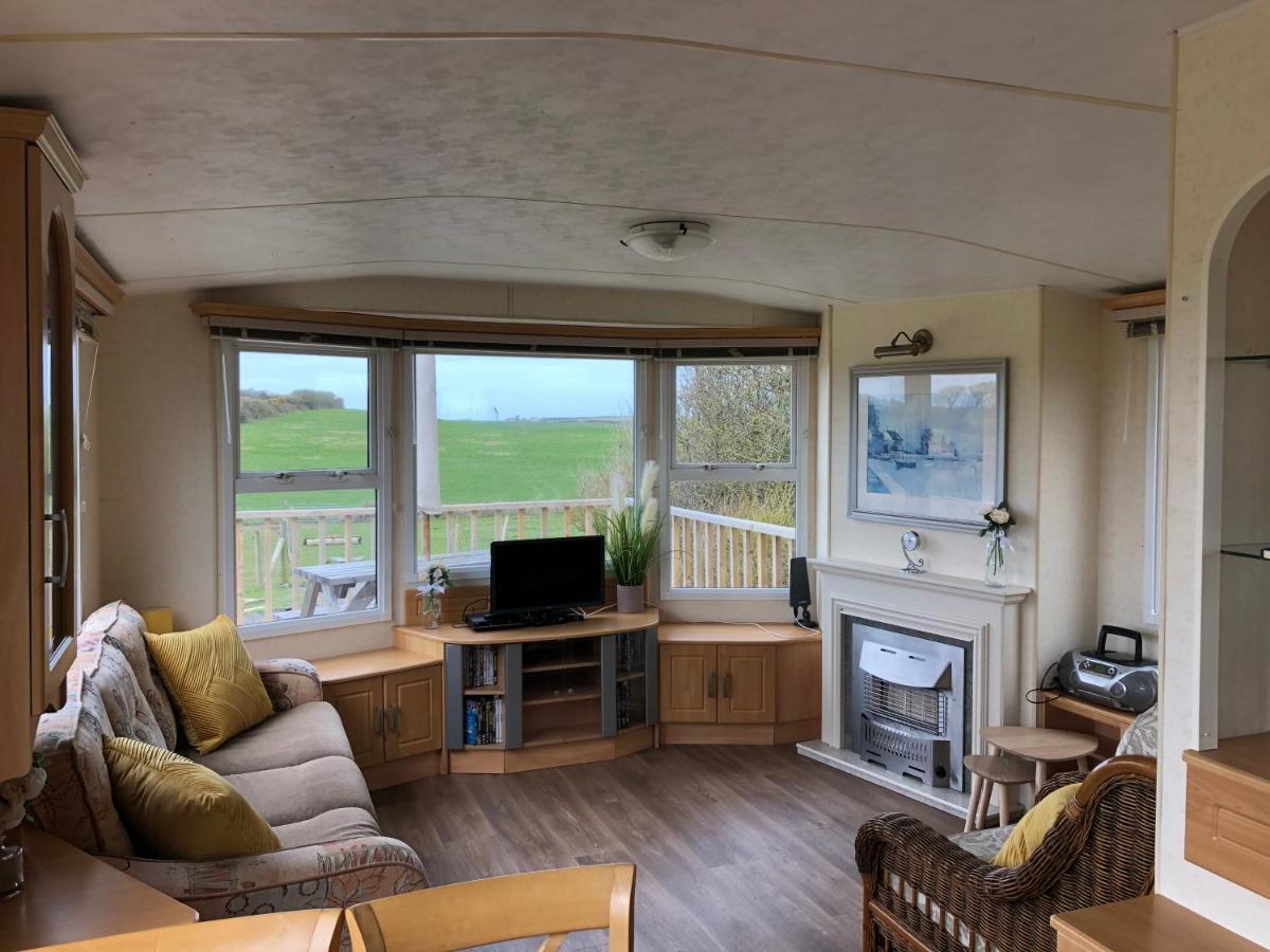 Captivating 2-Bed Static Caravan In Holyhead Llanfachraeth Exterior photo