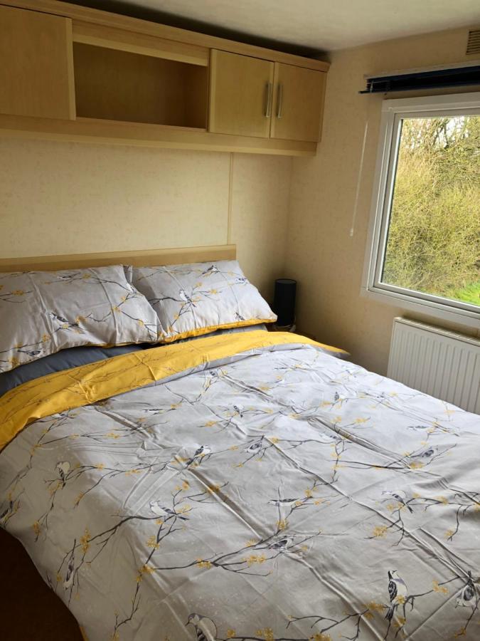 Captivating 2-Bed Static Caravan In Holyhead Llanfachraeth Exterior photo
