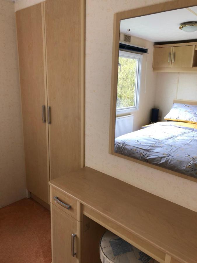 Captivating 2-Bed Static Caravan In Holyhead Llanfachraeth Exterior photo
