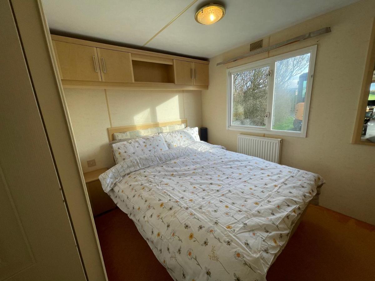 Captivating 2-Bed Static Caravan In Holyhead Llanfachraeth Exterior photo