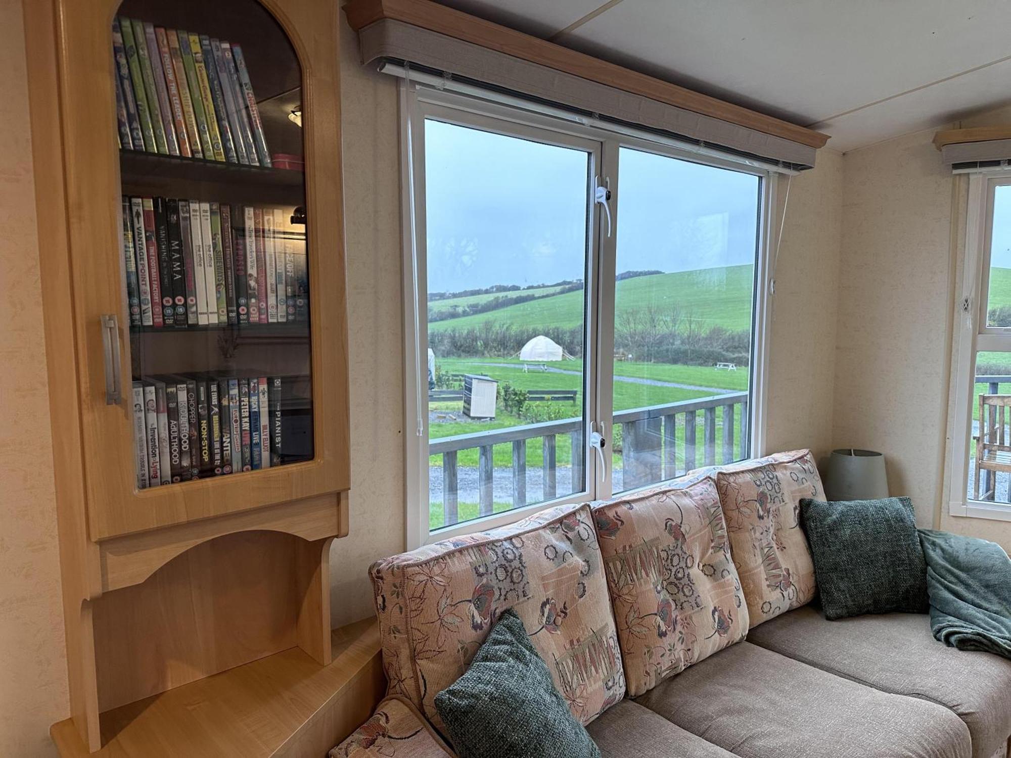 Captivating 2-Bed Static Caravan In Holyhead Llanfachraeth Exterior photo